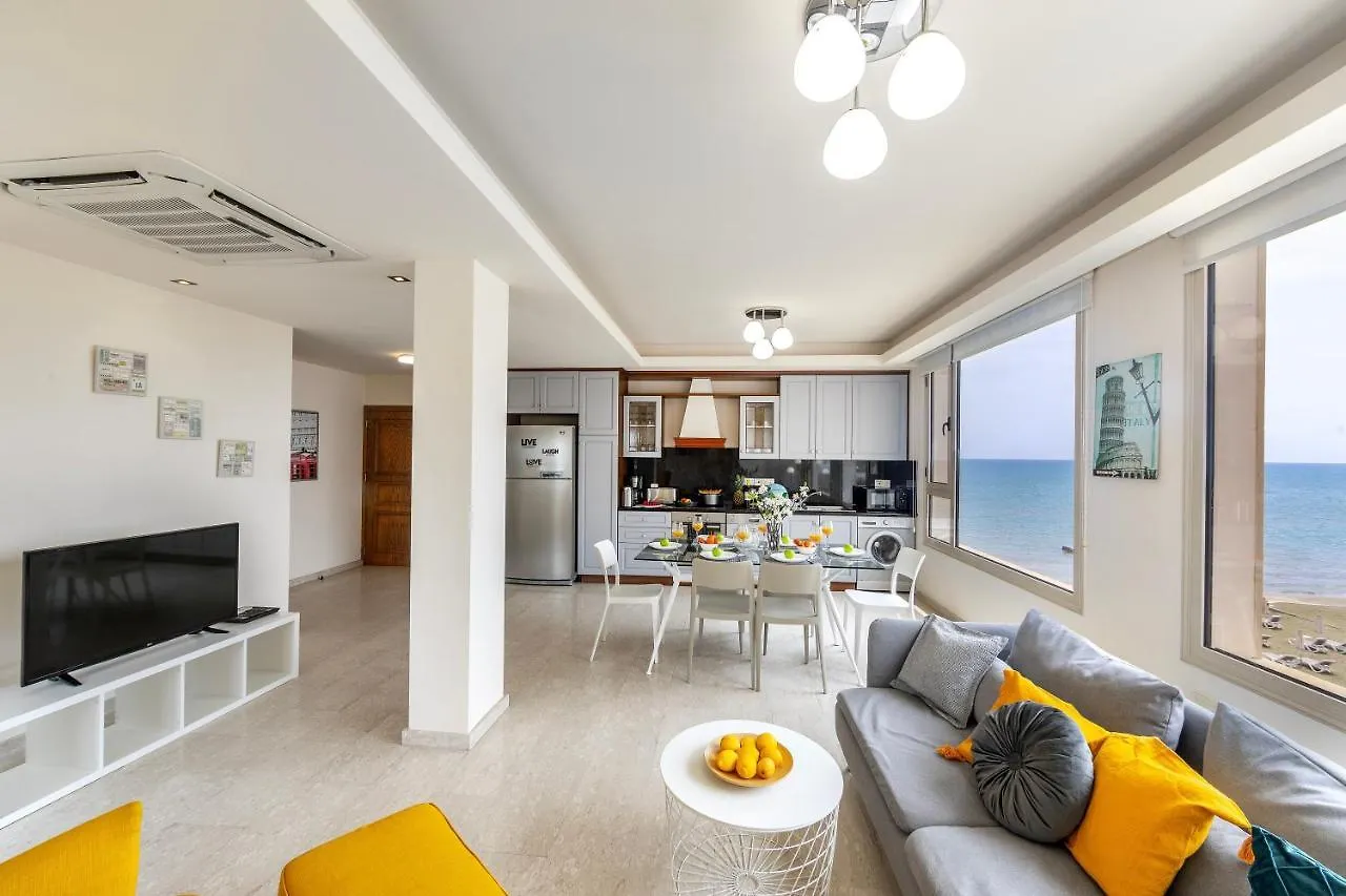 Mackenzie Beachfront Eftyhia Suite 라르나카