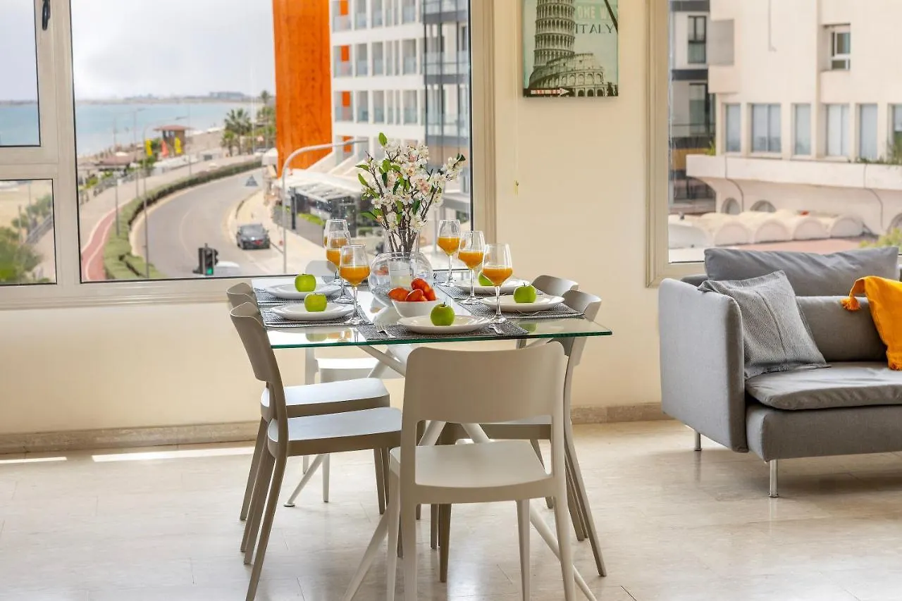 아파트 Mackenzie Beachfront Eftyhia Suite 라르나카
