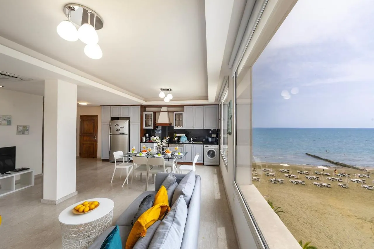 Mackenzie Beachfront Eftyhia Suite 라르나카