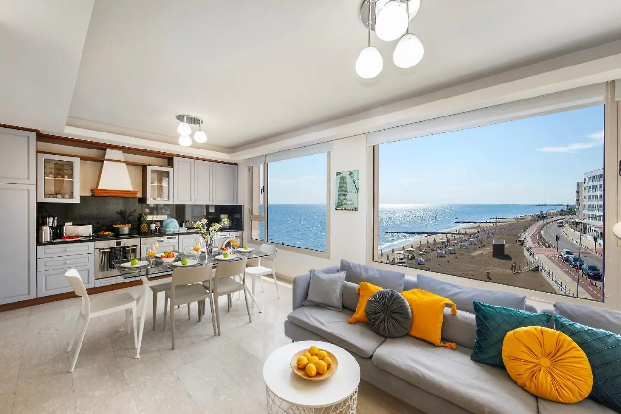 아파트 Mackenzie Beachfront Eftyhia Suite 라르나카