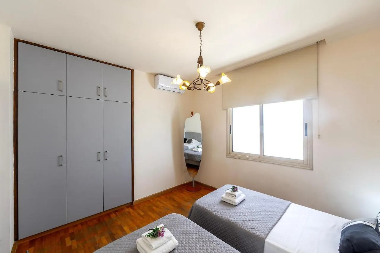 Mackenzie Beachfront Eftyhia Suite 라르나카 0*,  키프로스