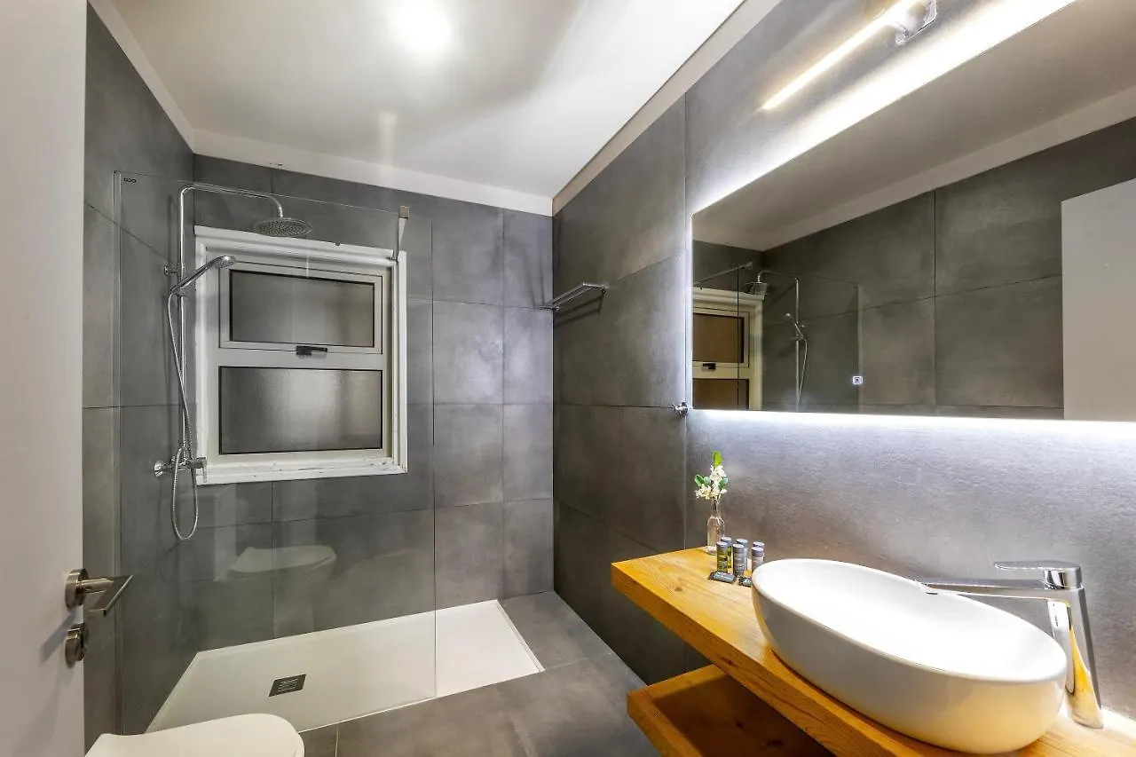 Mackenzie Beachfront Eftyhia Suite 라르나카
