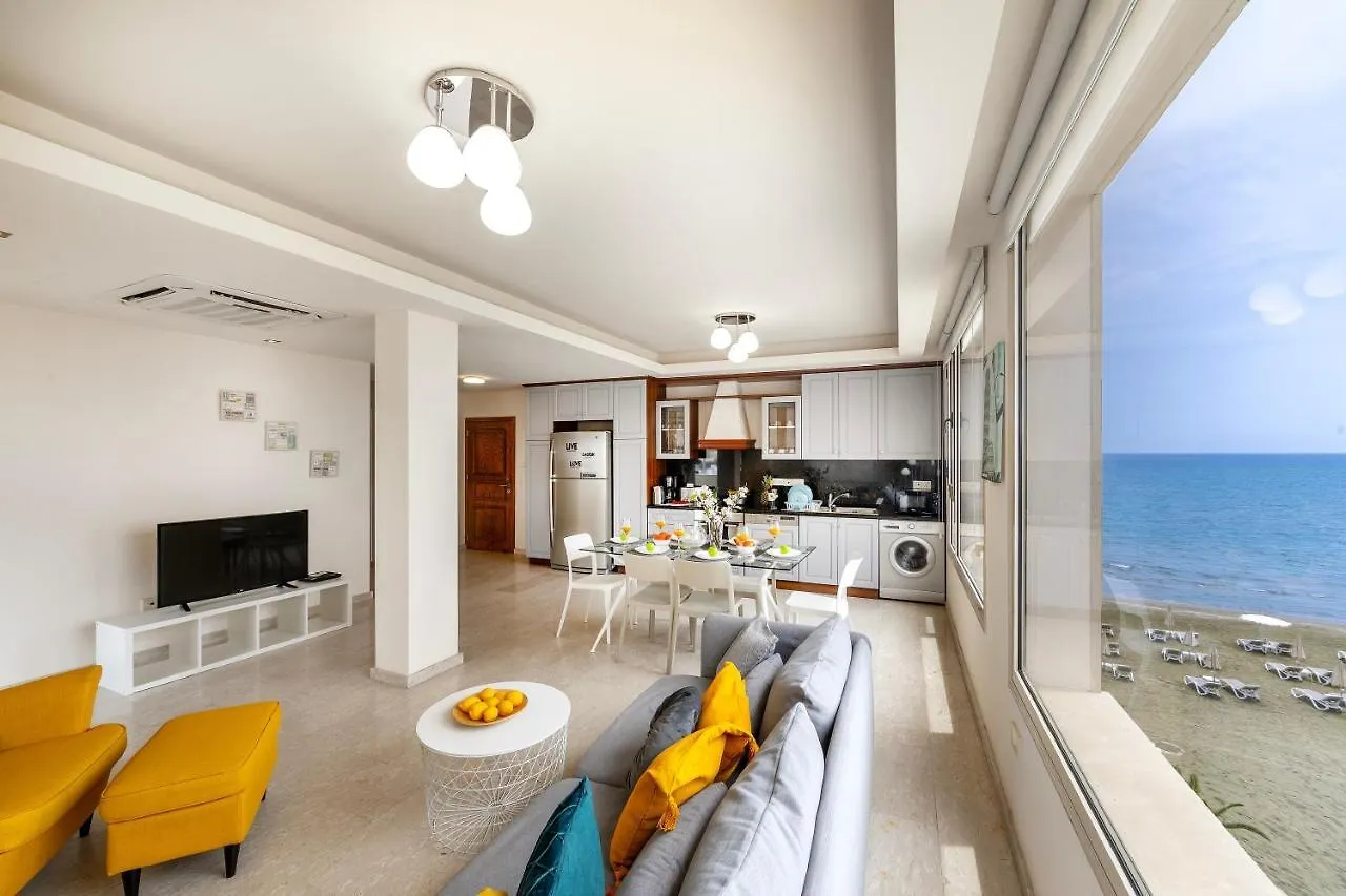 Mackenzie Beachfront Eftyhia Suite 拉纳卡 公寓