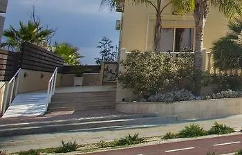 아파트 Mackenzie Beachfront Eftyhia Suite 라르나카